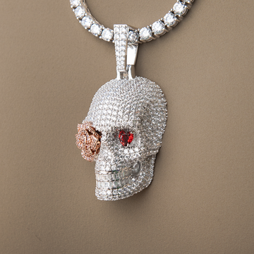 Colgante grande de calavera rosa helada
