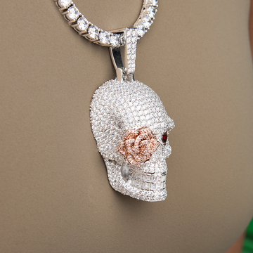 Colgante grande de calavera rosa helada