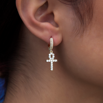 Pendientes de aro con cruz egipcia helada en oro amarillo