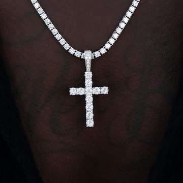 Dije de cruz con diamante de moissanita en plata de ley