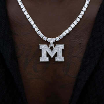 Colgante oficial con micro logotipo de los Wolverines de la Universidad de Míchigan (NCAA) en oro blanco