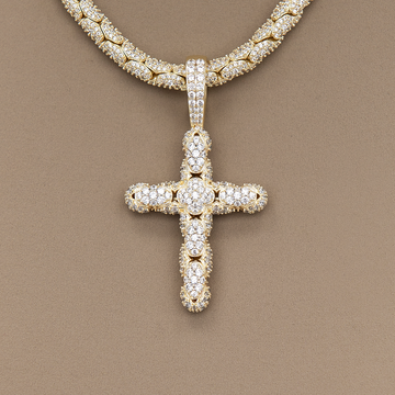 Colgante cruzado de oro amarillo con eslabones de serpiente y pavé de diamantes