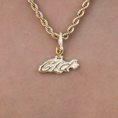 Colgante con clip de logotipo GLD en oro amarillo
