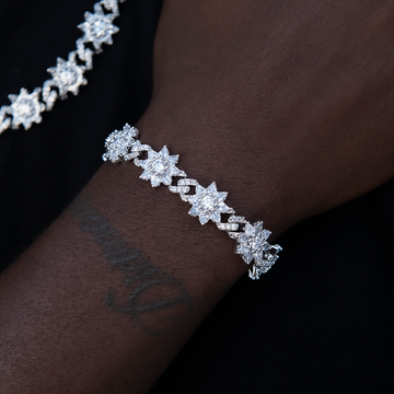 Brazalete Rígido de Oro Blanco con Diamantes y Flores Infinitas