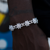 Brazalete Rígido de Oro Blanco con Diamantes y Flores Infinitas