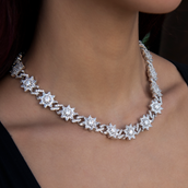 Collar de flor infinita con diamantes