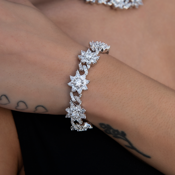Pulsera de oro blanco con diseño de flor infinita y diamantes