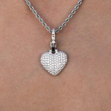 Colgante con dije tipo clip Pave Heart en oro blanco