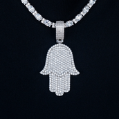 Colgante Hamsa grande con baguettes helados en oro blanco