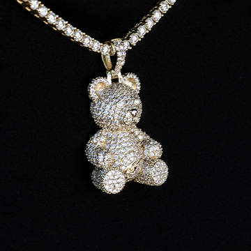 Dije de oso de peluche helado en oro amarillo