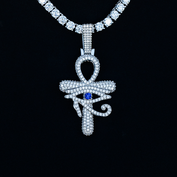 Colgante Anj con el Ojo de Horus y diamantes grandes en oro blanco