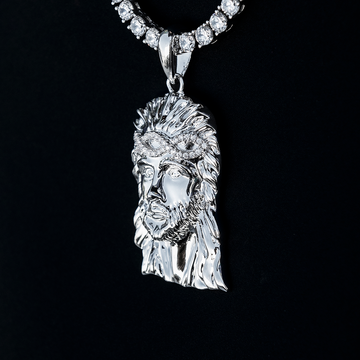 Colgante de Jesús en oro blanco con corona de diamantes grandes