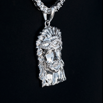 Colgante de Jesús en oro blanco con corona de diamantes grandes