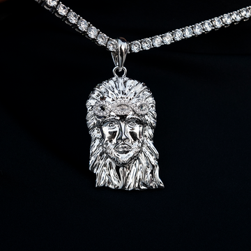 Colgante de Jesús en oro blanco con corona de diamantes grandes