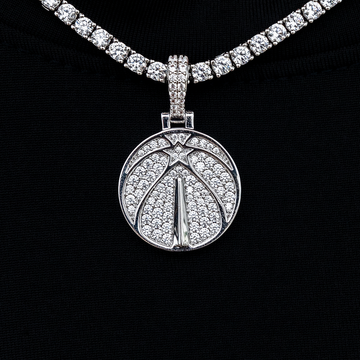 Colgante con micro logotipo oficial de la NBA de los Washington Wizards en oro blanco