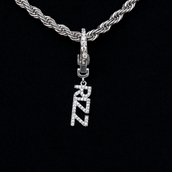 Colgante con dije "Rizz" de oro blanco con enganche