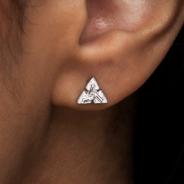 Pendientes de tuerca de oro blanco con diamantes en forma de triángulo