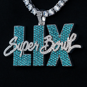 Colgante con la marca denominativa oficial de la NFL "Green Wordmark" del Super Bowl LIX en oro blanco