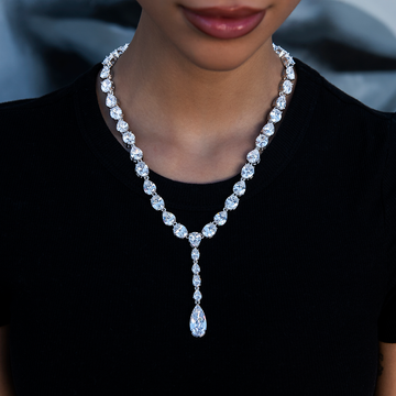 Gargantilla lariat de lágrima de diamante en oro blanco