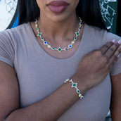Conjunto de collar y pulsera de gemas de colores en oro amarillo