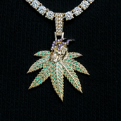 Colgante de hoja de calavera fumando - Oro amarillo