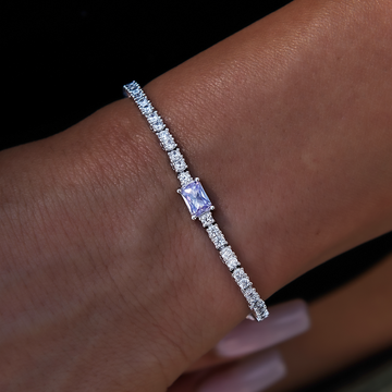 Pulsera de tenis con diamantes de roca helados morados + anillo de cóctel morado en oro blanco