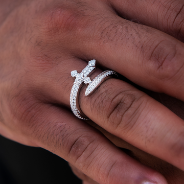 Anillo con espada de diamante en vermeil de oro blanco