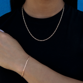 Paquete de collar y pulsera Figaro de 2 mm en oro rosa