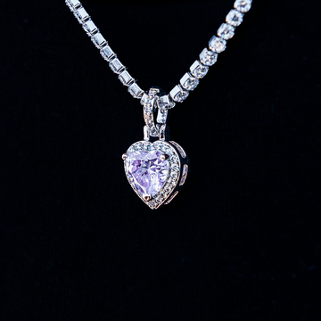 Colgante de corazón púrpura microhelado en oro blanco