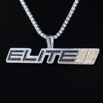 Dije Elite 11 Wordmark en oro blanco