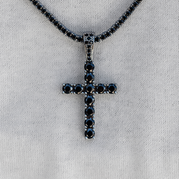 Colgante de cruz de diamante negro sobre negro