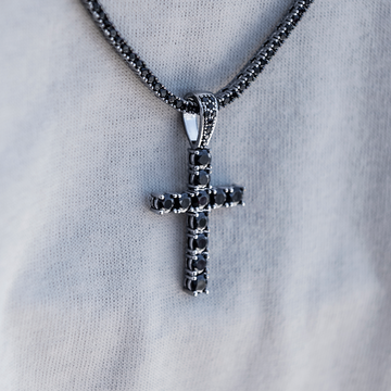 Colgante de cruz de diamante negro sobre negro