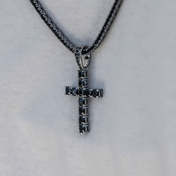 Colgante de cruz de diamante negro sobre negro