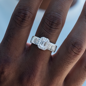 Anillo Texturizado con Diamante Corte Esmeralda en Vermeil de Oro Blanco