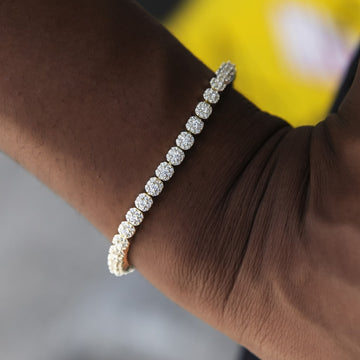 Pulsera de tenis mini agrupada helada en oro amarillo