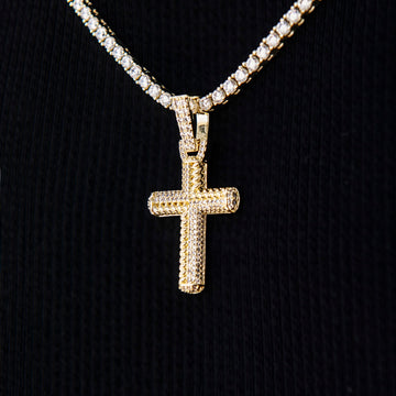 Colgante Cruz Cuerda Helada en Oro Amarillo