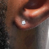 Pendiente de tuerca con talla redonda en oro blanco - 3MM
