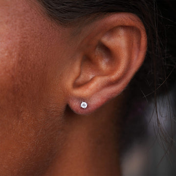 Pendiente de tuerca con talla redonda en oro blanco - 3MM