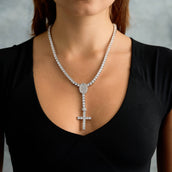 Collar de oro blanco con cruz, rosario y lariat de tenis de diamantes de la eternidad - 5 mm
