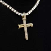 Dije de Cruz con Clavos Redondos en Oro Amarillo