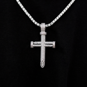 Cruz de clavo de oro blanco (grande)