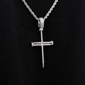 Colgante de cruz de uñas con circonitas en oro blanco