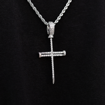 Colgante de cruz de uñas con circonitas en oro blanco