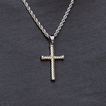 Colgante Cruz de Cuerda Trenzada en Oro Blanco