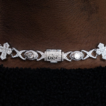 Cadenas cubanas de oro blanco con cruces de baguette, ojo turco y eslabones de diamantes, más pulsera a juego