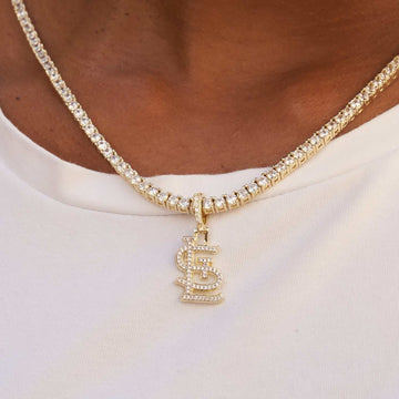 Colgante de micro logotipo de los St. Louis Cardinals - Oro amarillo