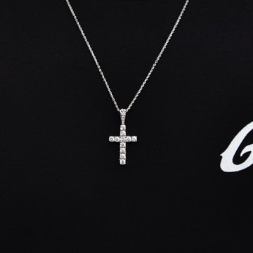 Dije de cruz con microdiamantes en oro blanco