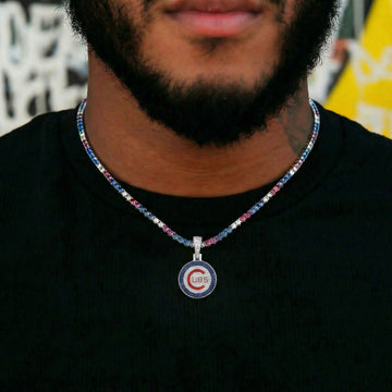 Colgante con el logo oficial de los Chicago Cubs de la MLB + cadena de tenis de diamantes de colores de 3 mm en oro blanco