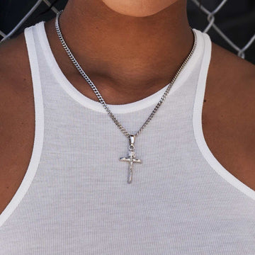 Colgante de cruz de crucifijo en oro blanco