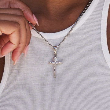 Colgante de cruz de crucifijo en oro blanco